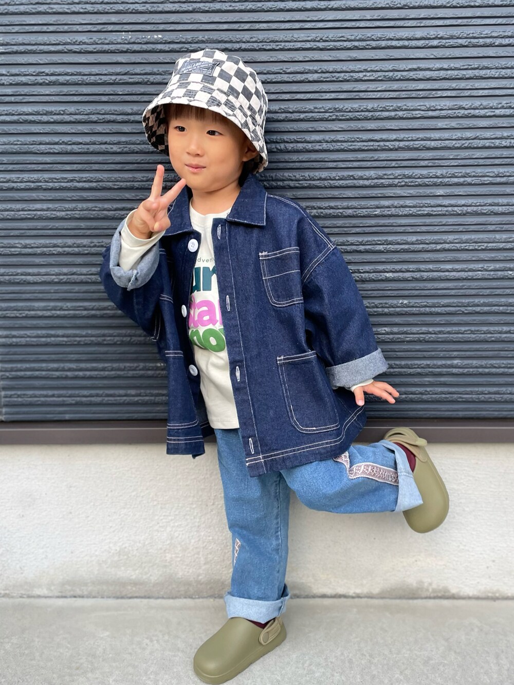 ブルー系のデニムジャケット、その他のTシャツ/カットソー、ブルー系のデニムパンツを着用したキッズの秋コーディネートの5枚目の写真