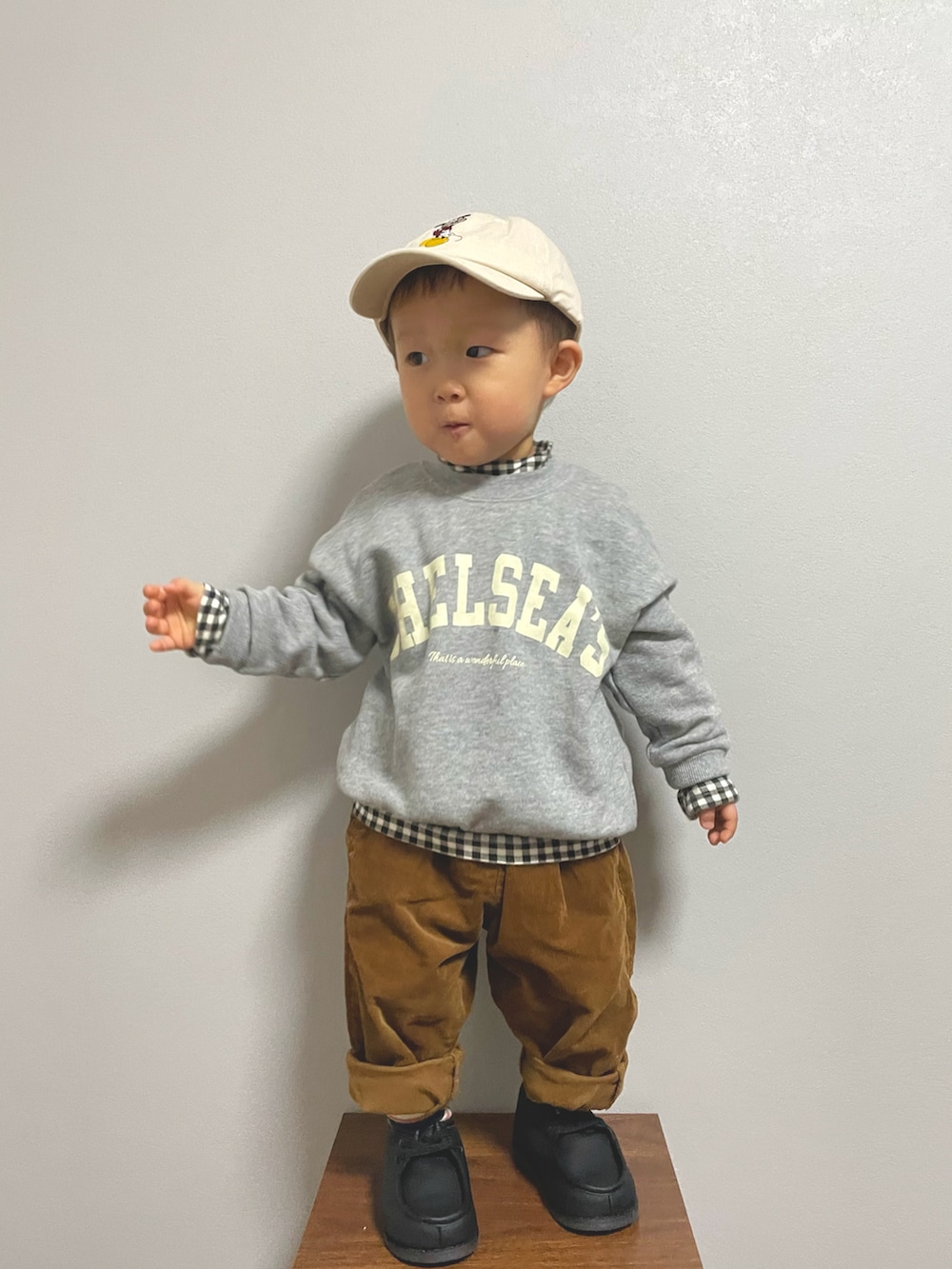 グレー系のスウェット、ブラック系のTシャツ/カットソー、ブラック系のブーツを着用したキッズの冬コーディネートの2枚目の写真