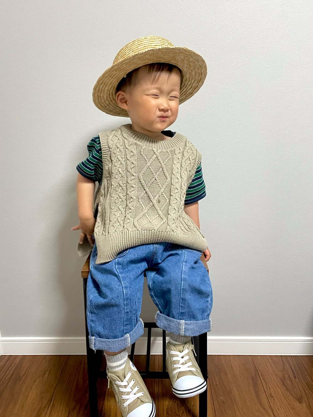 グリーン系のベスト、グリーン系のTシャツ/カットソー、ブルー系のデニムパンツを着用したキッズの春コーディネートの5枚目の写真
