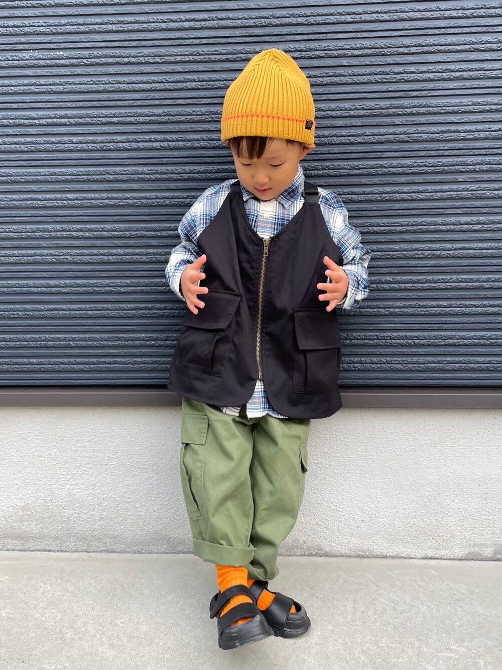 ブルー系のシャツ/ブラウス、グリーン系のカーゴパンツ、ブラック系のサンダルを着用したキッズの秋コーディネートの3枚目の写真