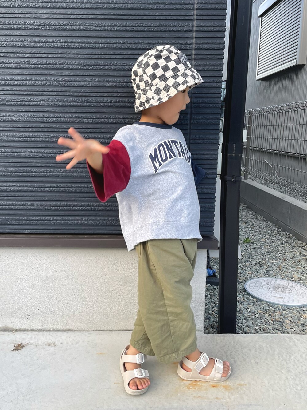 ベージュ系のサンダル、ブラック系のハットを着用したキッズの秋コーディネートの3枚目の写真