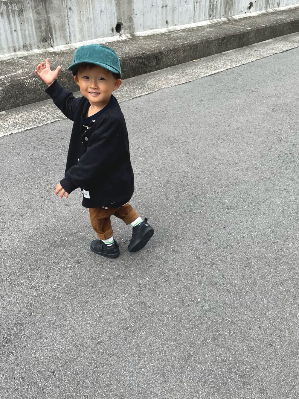 その他のTシャツ/カットソー、ブラック系のノーカラージャケット、ブラウン系のその他パンツを着用したキッズの秋コーディネートの4枚目の写真