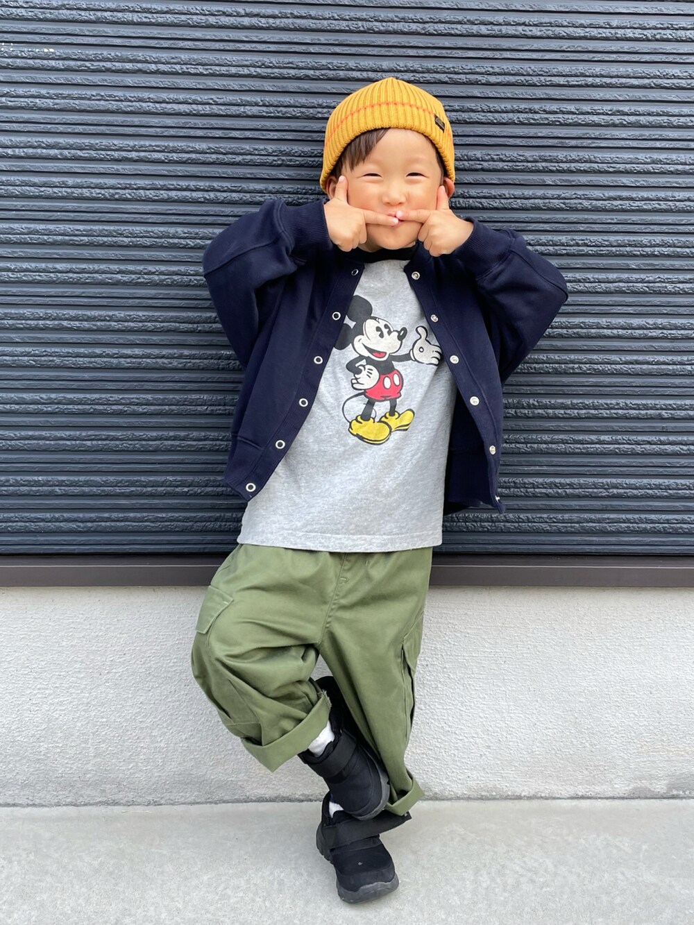 グレー系のTシャツ/カットソー、ブルー系のカーディガン/ボレロ、グリーン系のカーゴパンツを着用したキッズの秋コーディネートの4枚目の写真