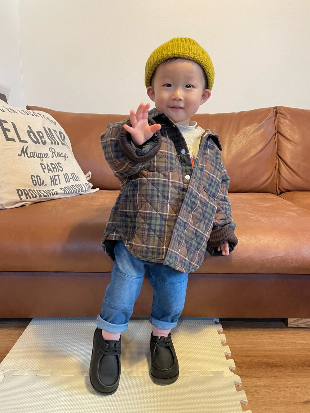 ベージュ系のスウェット、ブラウン系のシャツ/ブラウス、ブルー系のデニムパンツを着用したキッズの冬コーディネートの2枚目の写真