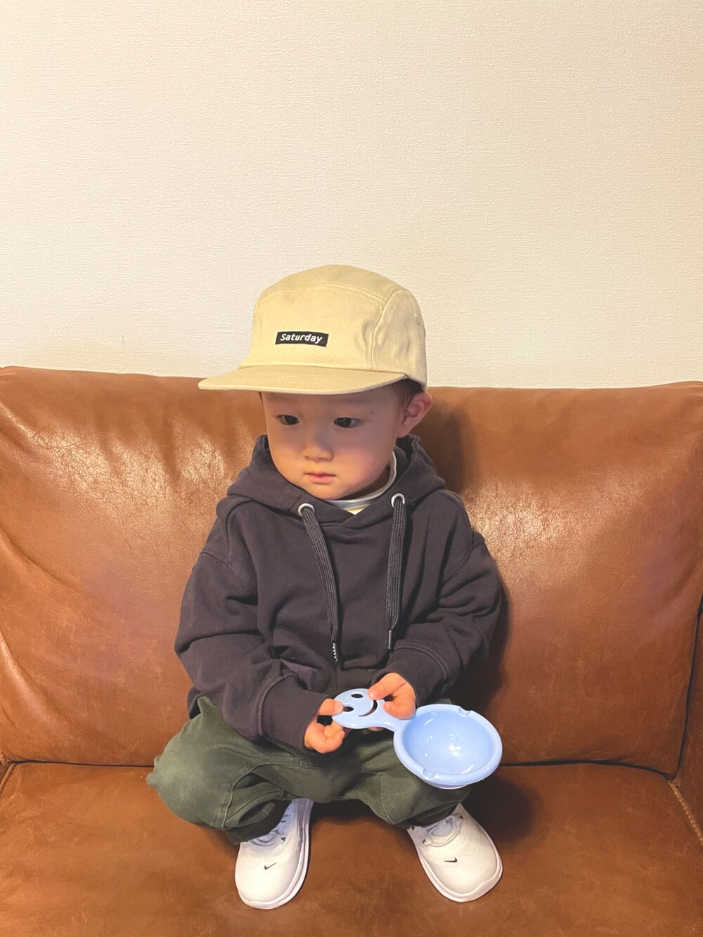 ホワイト系のTシャツ/カットソー、パープル系のパーカー、グリーン系のその他パンツを着用したキッズの冬コーディネートの3枚目の写真