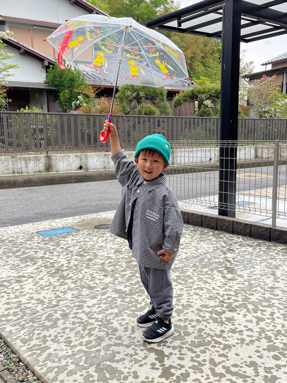 ブラック系のシャツ/ブラウス、グレー系のTシャツ/カットソー、ブラック系のスニーカーを着用したキッズの春コーディネートの5枚目の写真