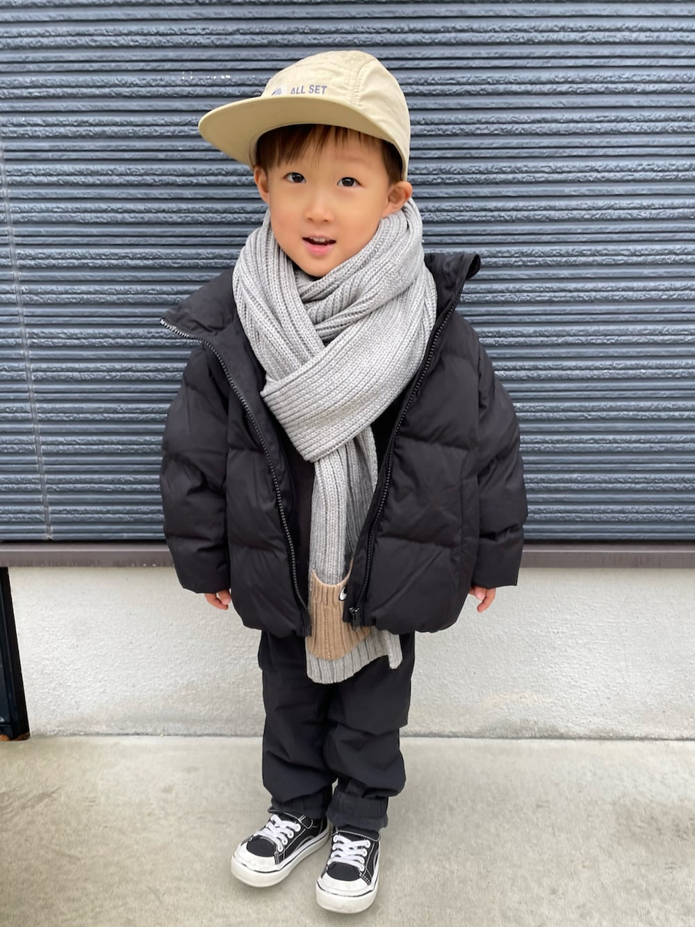 ブラック系のブルゾン、ブラック系のその他パンツ、ブラック系のスニーカーを着用したキッズの冬コーディネートの3枚目の写真