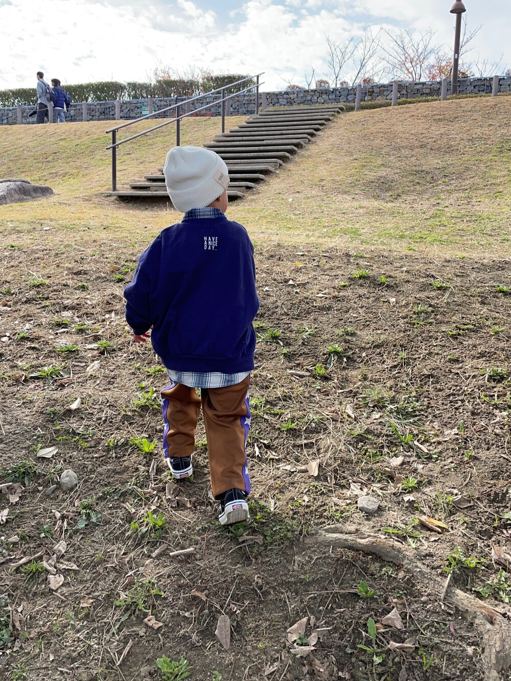 ブルー系のシャツ/ブラウス、ブルー系のスウェット、ブラウン系のその他パンツを着用したキッズの秋コーディネートの4枚目の写真