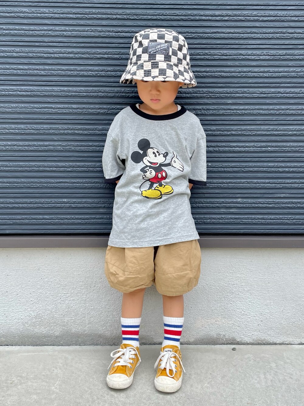 グレー系のTシャツ/カットソー、ベージュ系のその他パンツ、イエロー系のスニーカーを着用したキッズの夏コーディネートの2枚目の写真