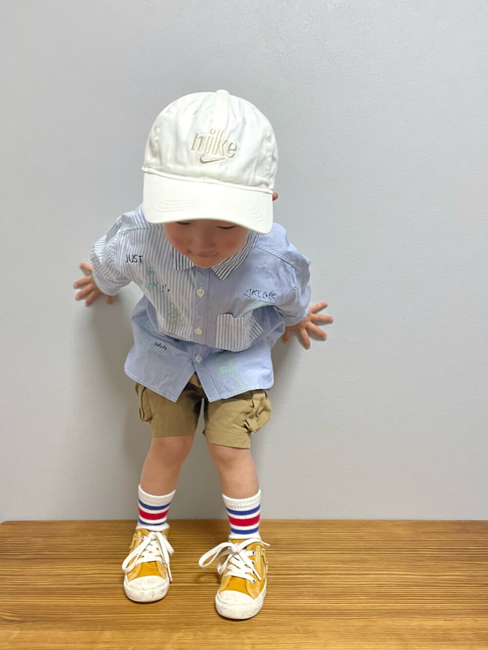 ブルー系のシャツ/ブラウス、ベージュ系のその他パンツ、イエロー系のスニーカーを着用したキッズの春コーディネートの5枚目の写真