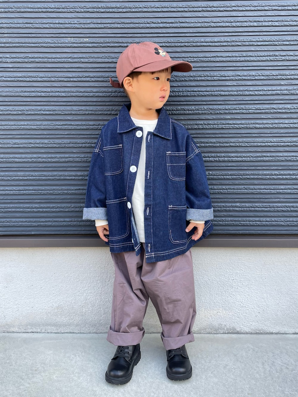 ブルー系のデニムジャケット、ブラウン系のその他パンツ、ブラック系のブーツを着用したキッズの秋コーディネートの3枚目の写真