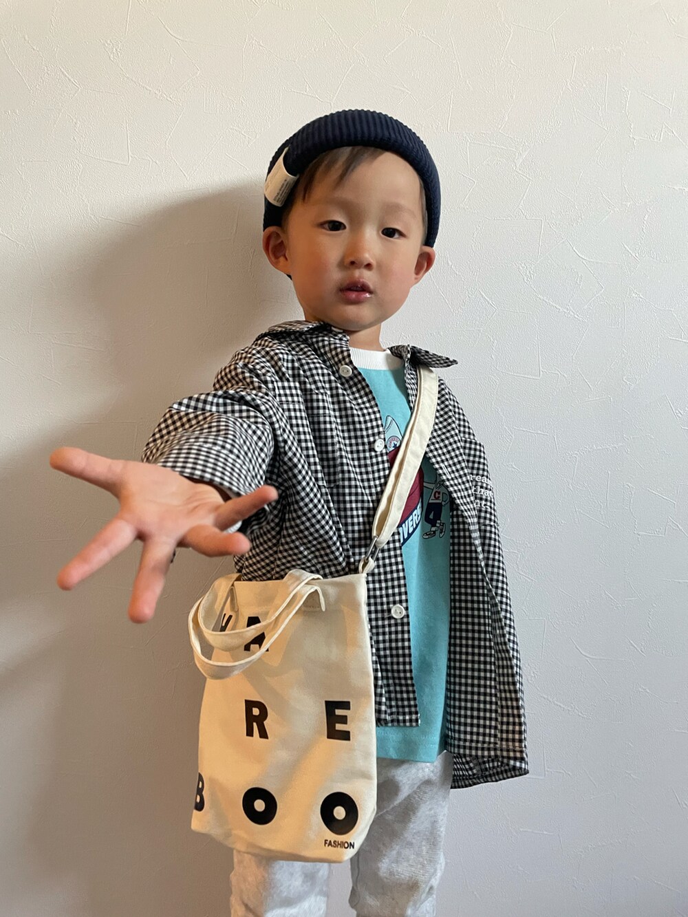 ブルー系のTシャツ/カットソー、ブラック系のシャツ/ブラウス、ホワイト系のその他パンツを着用したキッズの春コーディネートの4枚目の写真