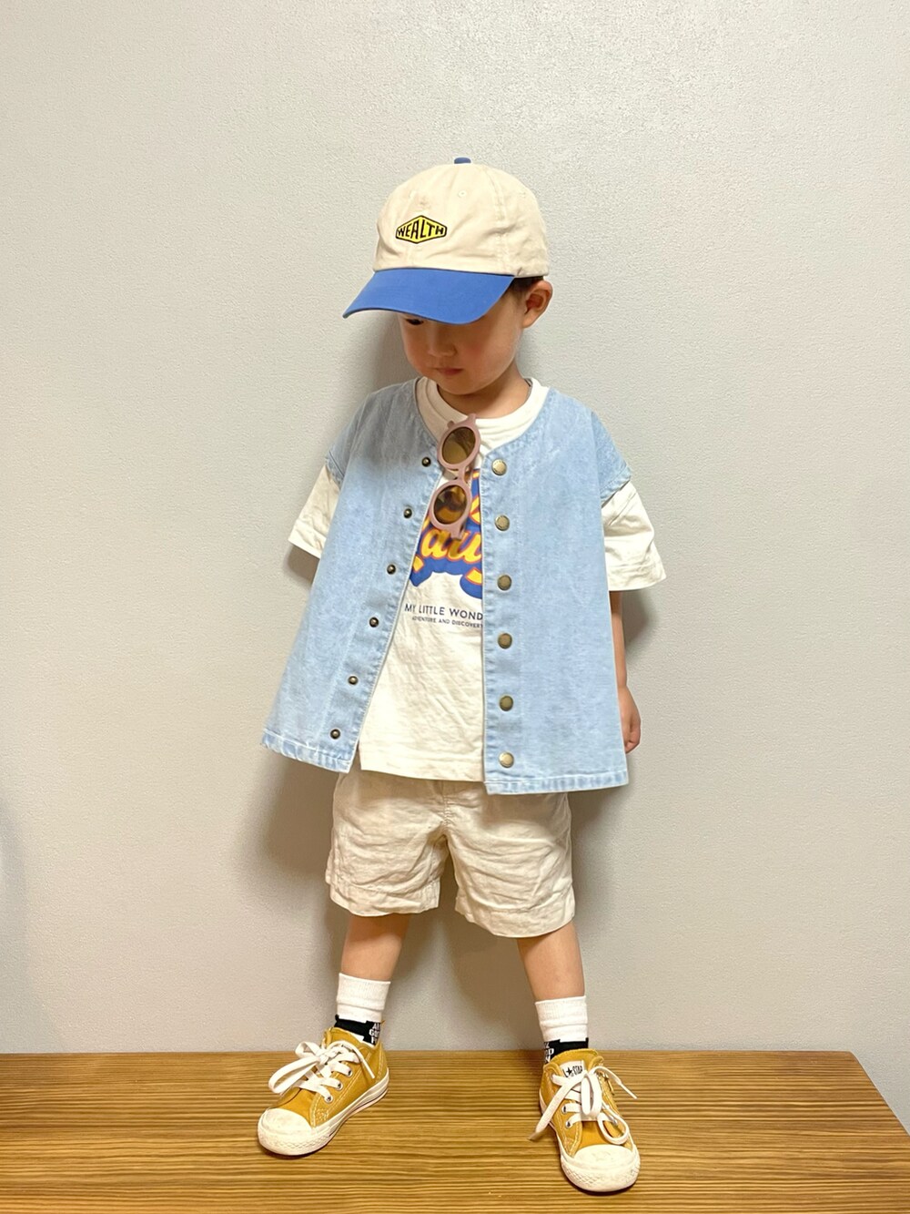 ブルー系のベスト、ホワイト系のTシャツ/カットソー、グレー系のその他パンツを着用したキッズの春コーディネートの3枚目の写真