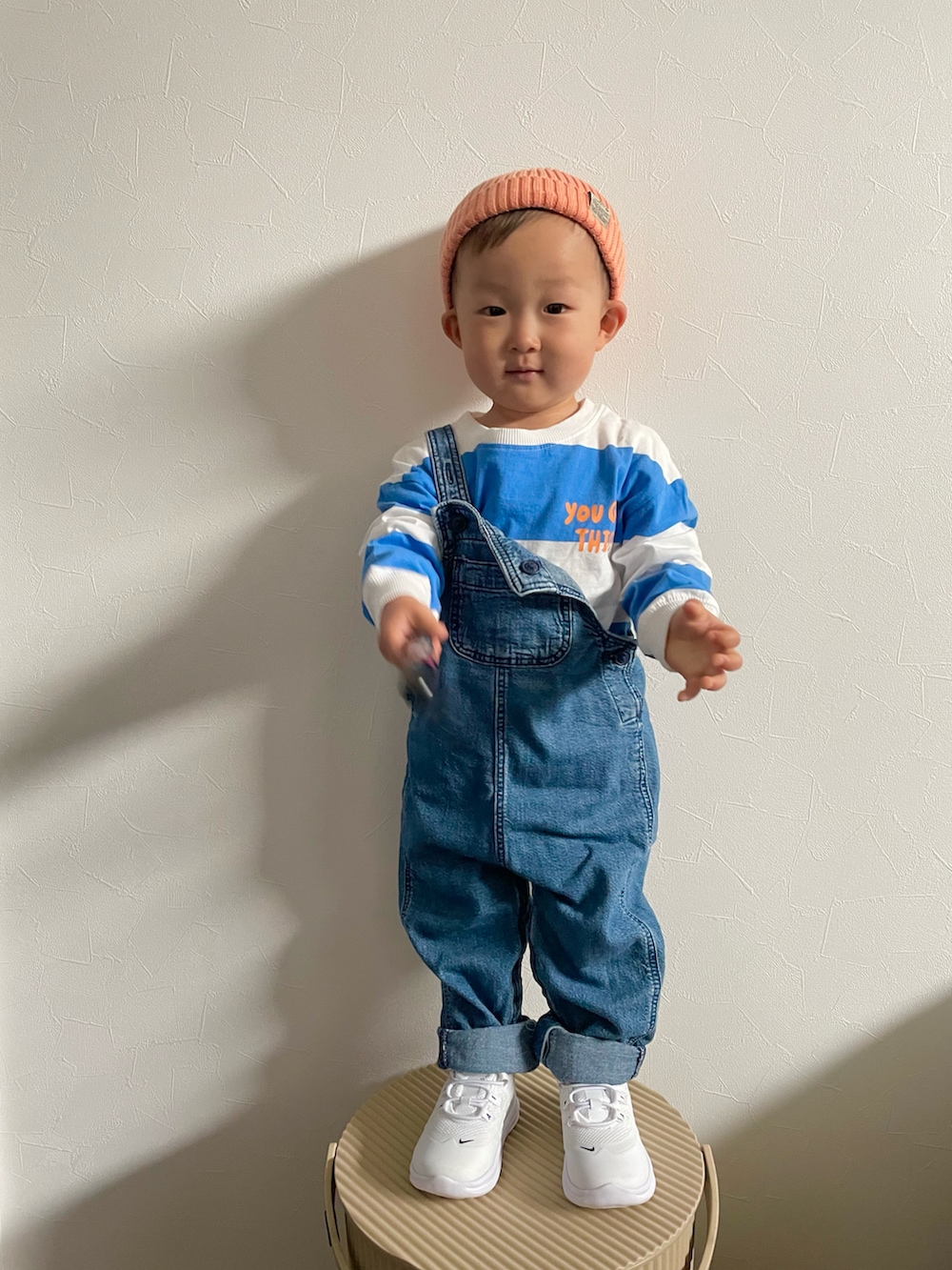 ホワイト系のTシャツ/カットソー、ブルー系のサロペット/オーバーオール、ホワイト系のスニーカーを着用したキッズの春コーディネートの2枚目の写真