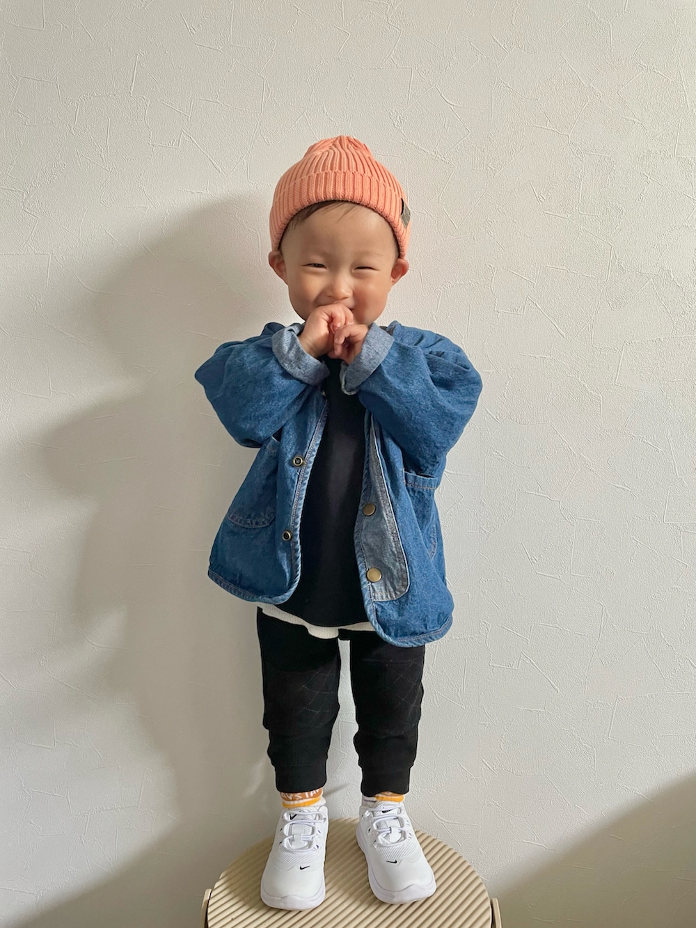 ブルー系のデニムジャケット、ブラック系のTシャツ/カットソー、ホワイト系のタンクトップを着用したキッズの春コーディネートの2枚目の写真