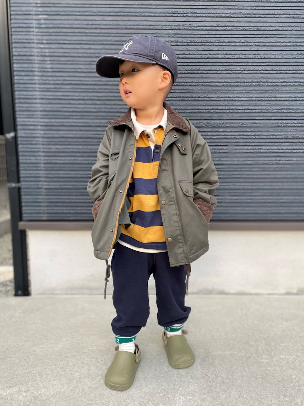 イエロー系のTシャツ/カットソー、グリーン系のその他アウター、ブルー系のスウェットパンツを着用したキッズの秋コーディネートの5枚目の写真