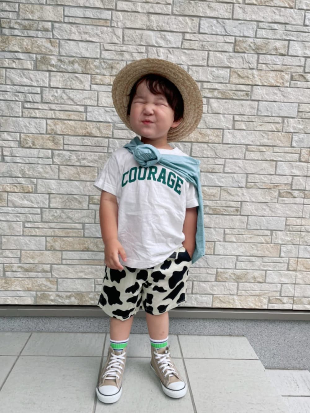 グリーン系のシャツ/ブラウス、ホワイト系のTシャツ/カットソー、ホワイト系のその他パンツを着用したキッズの夏コーディネートの3枚目の写真