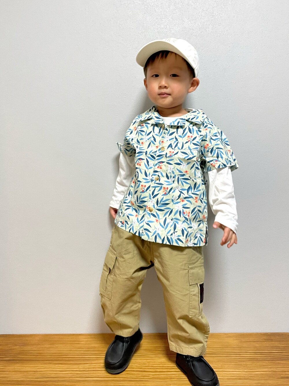 グリーン系のシャツ/ブラウス、ホワイト系のTシャツ/カットソー、ベージュ系のカーゴパンツを着用したキッズの春コーディネートの2枚目の写真