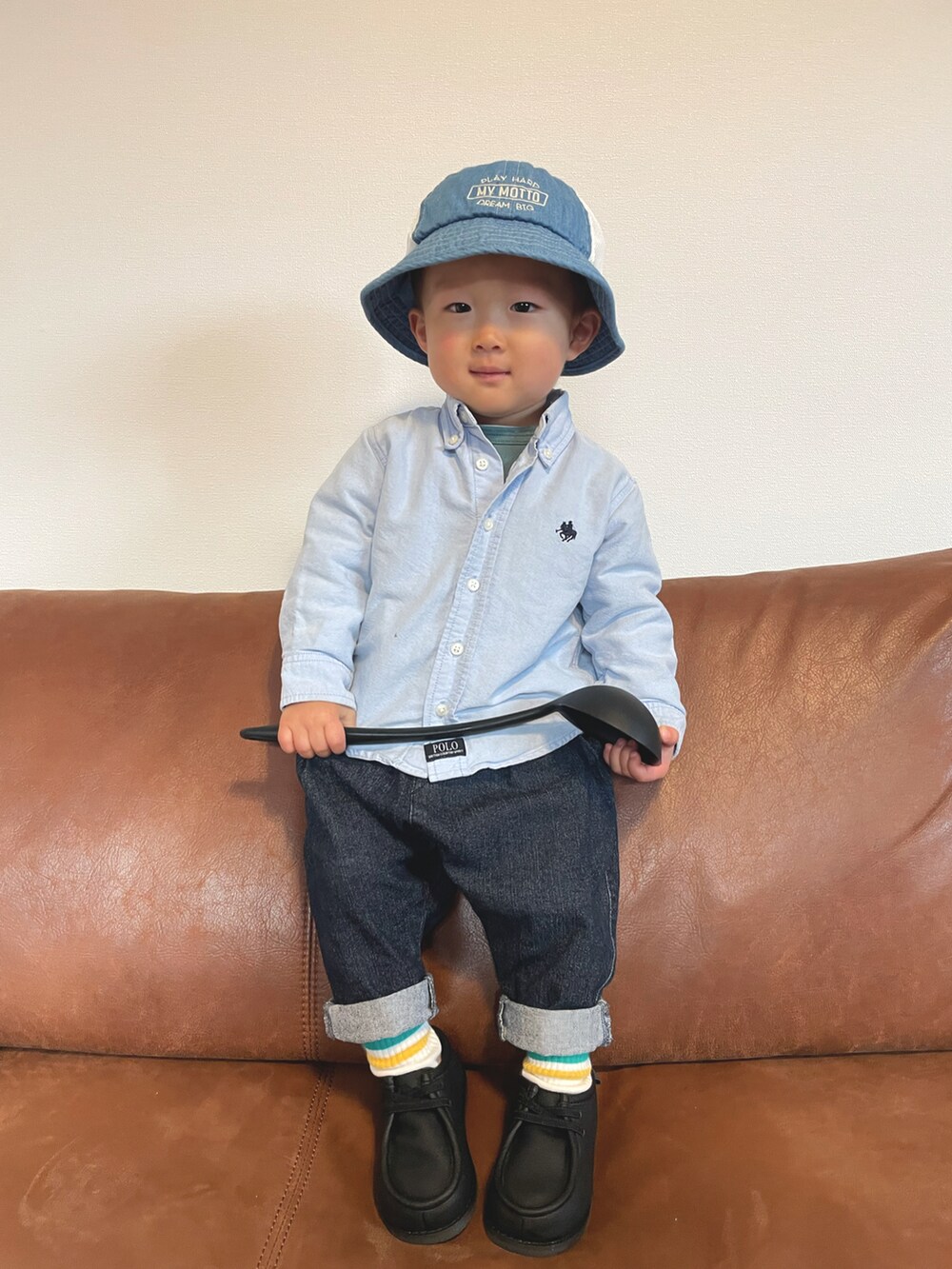 グリーン系のTシャツ/カットソー、ブルー系のシャツ/ブラウス、ブルー系のその他パンツを着用したキッズの冬コーディネートの2枚目の写真