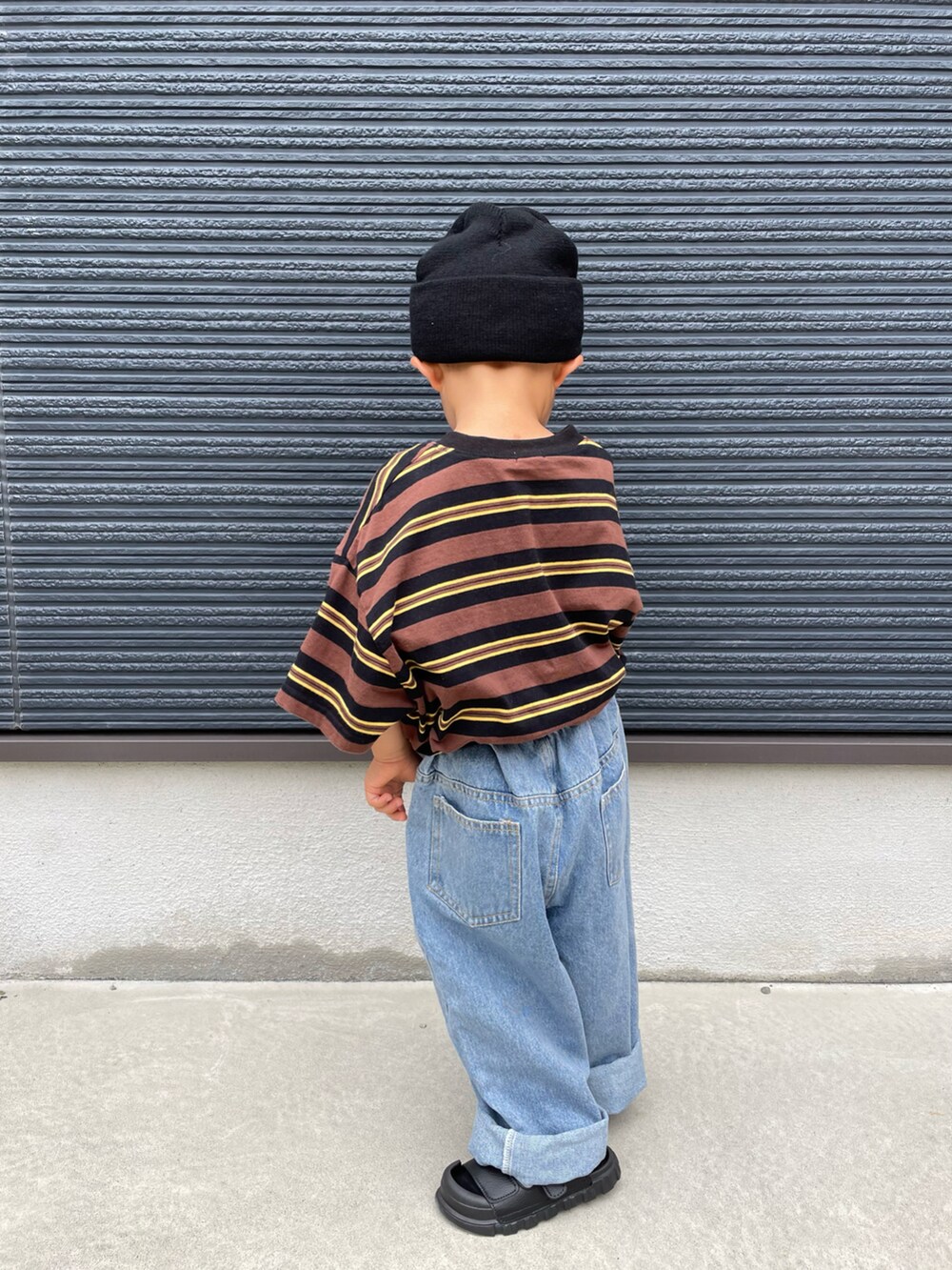 ブラウン系のTシャツ/カットソー、ブルー系のデニムパンツ、ブラック系のサンダルを着用したキッズの夏コーディネートの3枚目の写真