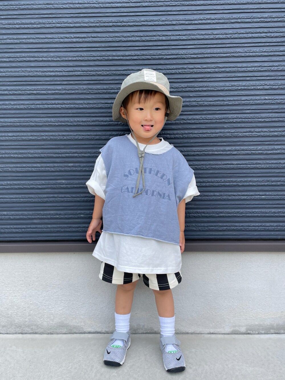 ブルー系のTシャツ/カットソー、ホワイト系のTシャツ/カットソー、ブラック系のその他パンツを着用したキッズの春コーディネートの4枚目の写真