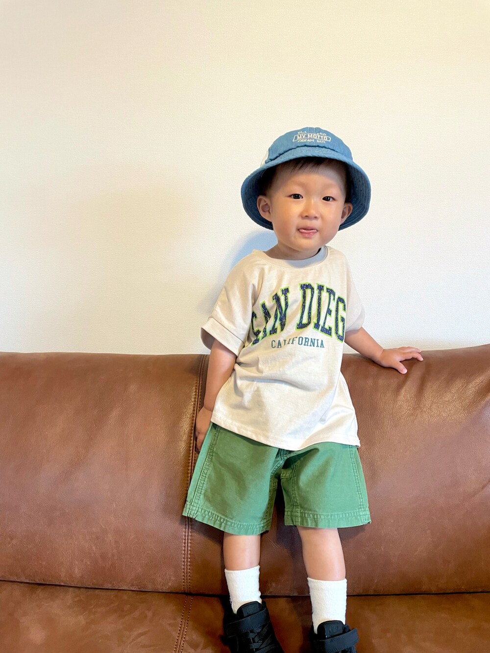 グレー系のTシャツ/カットソー、グリーン系のパンツ、ブラック系のスニーカーを着用したキッズの夏コーディネートの4枚目の写真