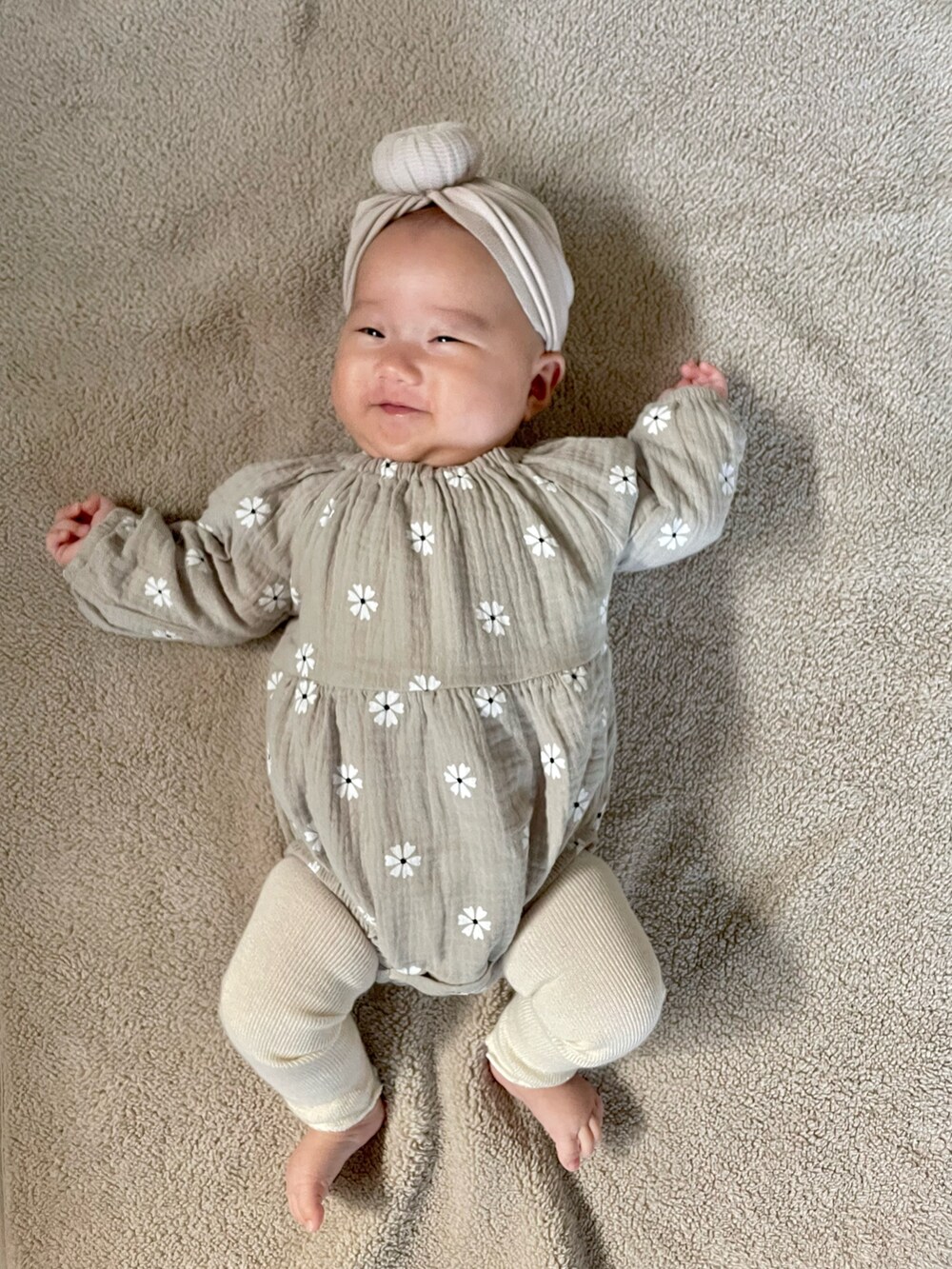 ベージュ系の帽子、グレー系のロンパース、その他のレッグウォーマーを着用したキッズの秋コーディネートの3枚目の写真