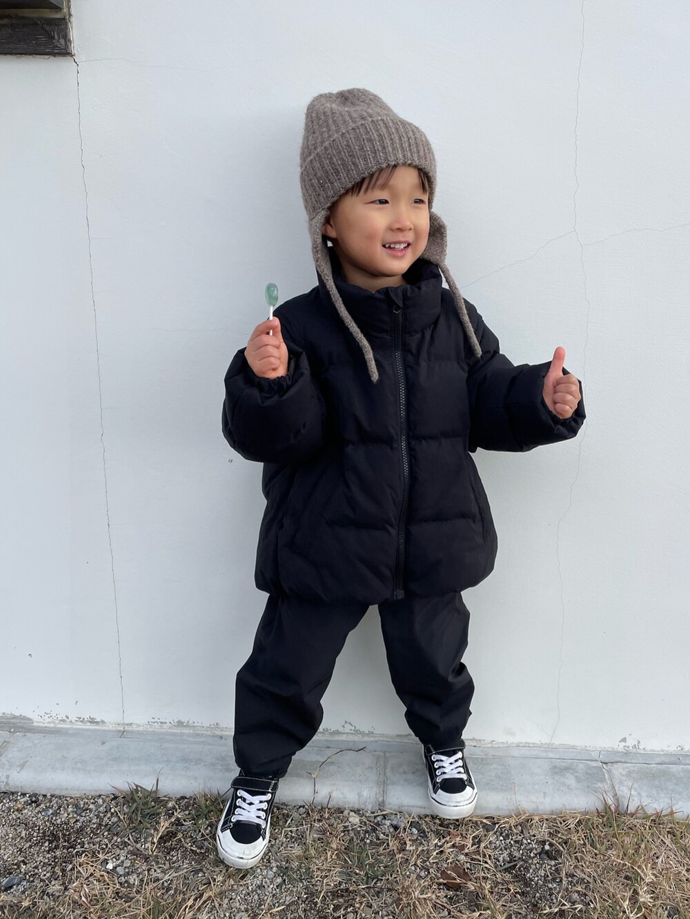 ブラック系のブルゾン、ブラック系のその他パンツ、ブラック系のスニーカーを着用したキッズの冬コーディネートの3枚目の写真