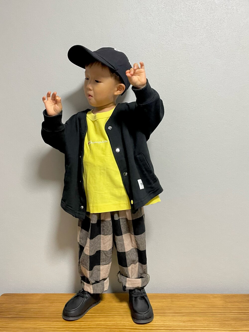 イエロー系のTシャツ/カットソー、ブラック系のノーカラージャケット、ベージュ系のその他パンツを着用したキッズの秋コーディネートの2枚目の写真