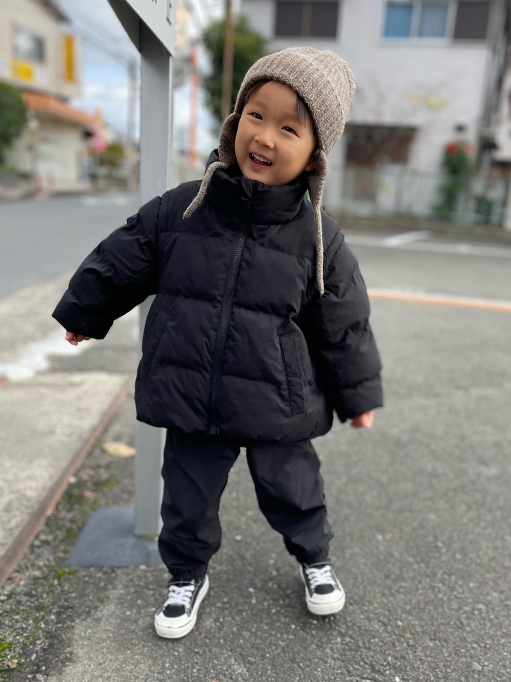 ブラック系のブルゾン、ブラック系のその他パンツ、ブラック系のスニーカーを着用したキッズの冬コーディネートの5枚目の写真