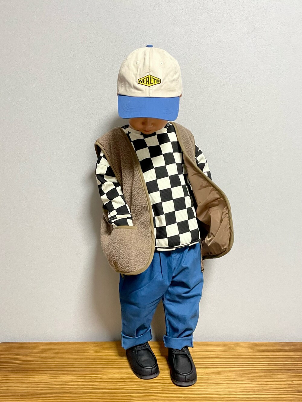 グリーン系のその他アウター、ブラック系のTシャツ/カットソー、ブルー系のその他パンツを着用したキッズの秋コーディネートの2枚目の写真