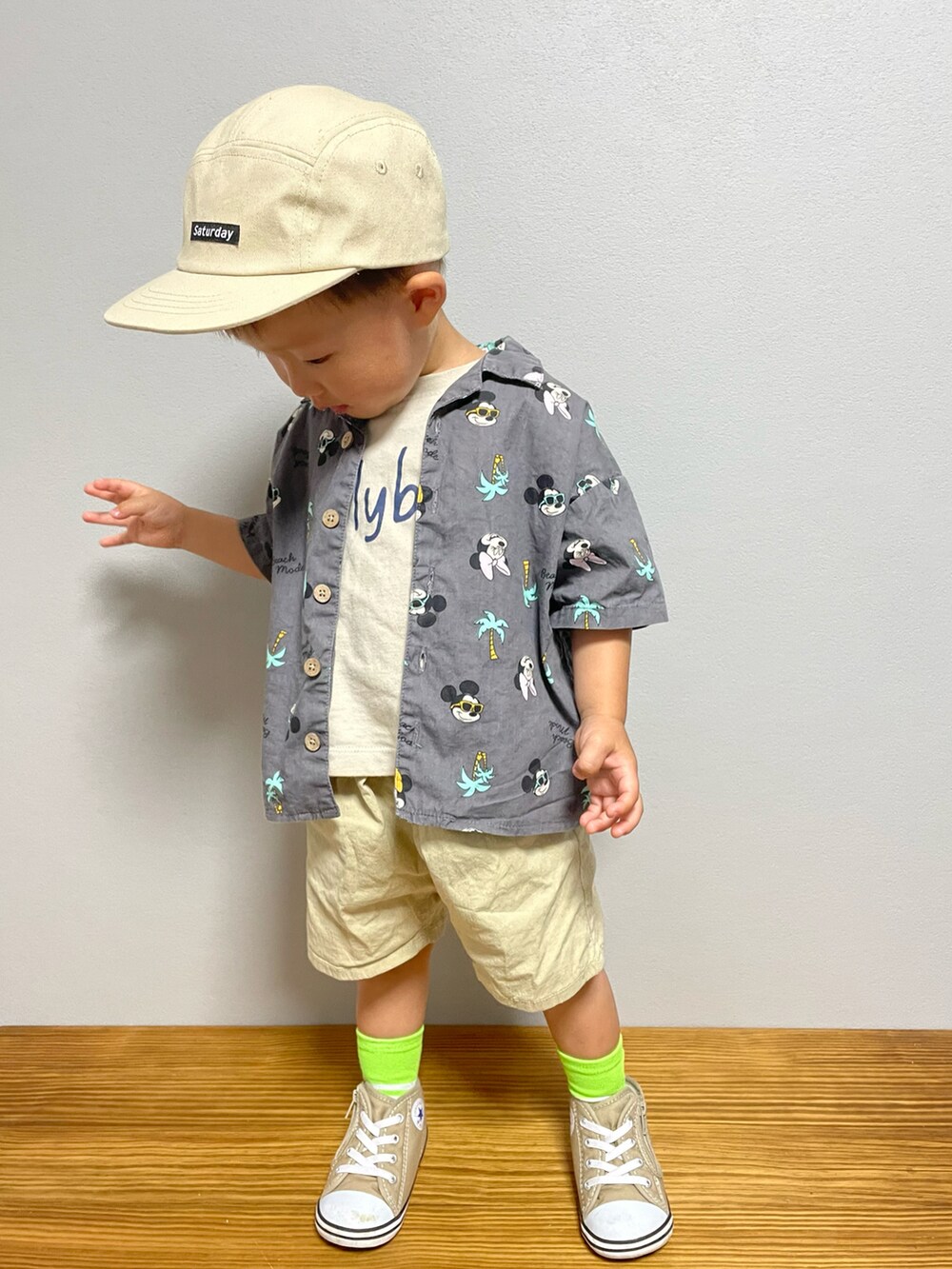 その他のTシャツ/カットソー、グレー系のセットアップ、ベージュ系のその他パンツを着用したキッズの夏コーディネートの2枚目の写真