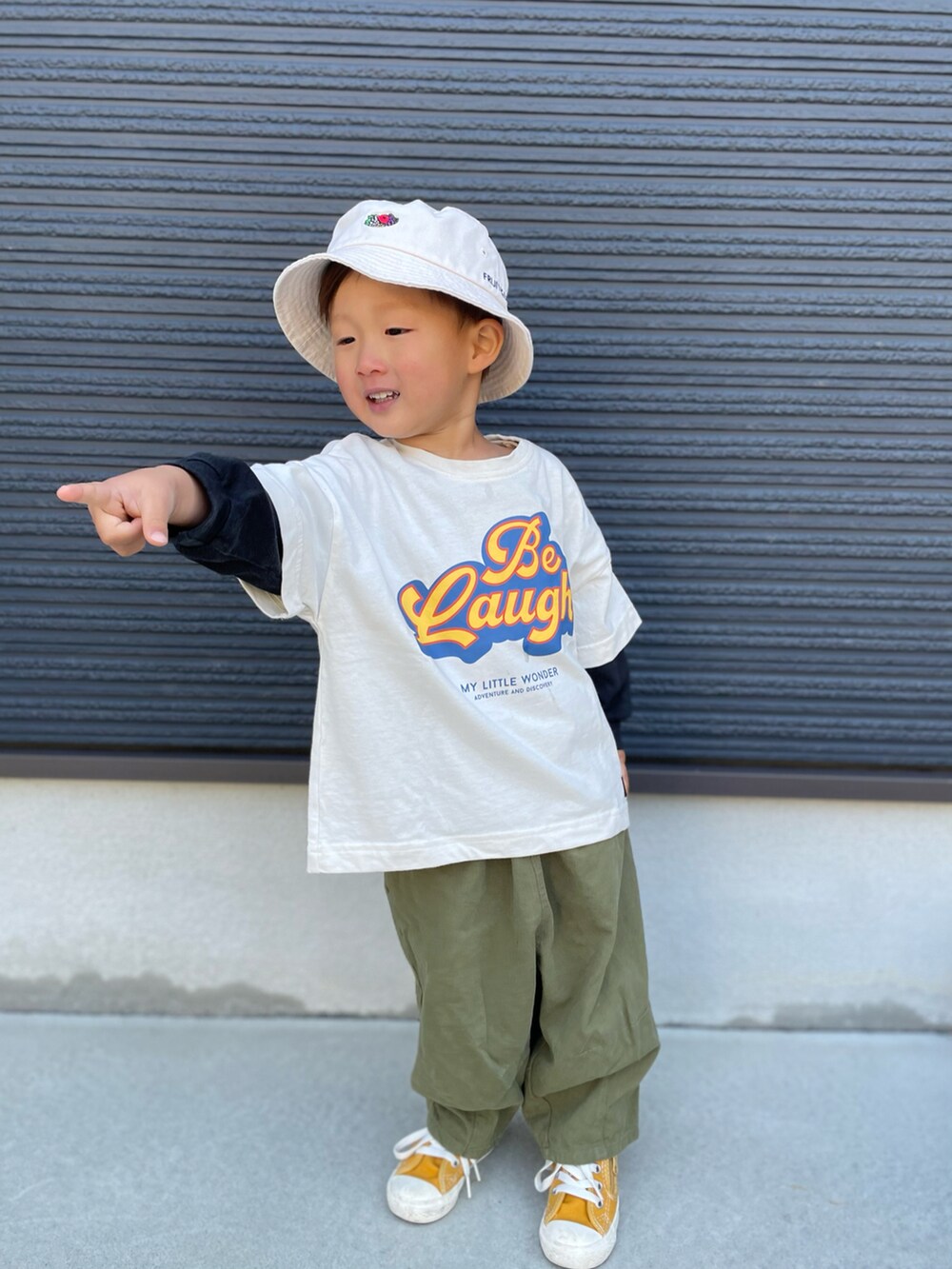 ホワイト系のTシャツ/カットソー、ブラック系のTシャツ/カットソー、ブルー系のデニムジャケットを着用したキッズの春コーディネートの3枚目の写真