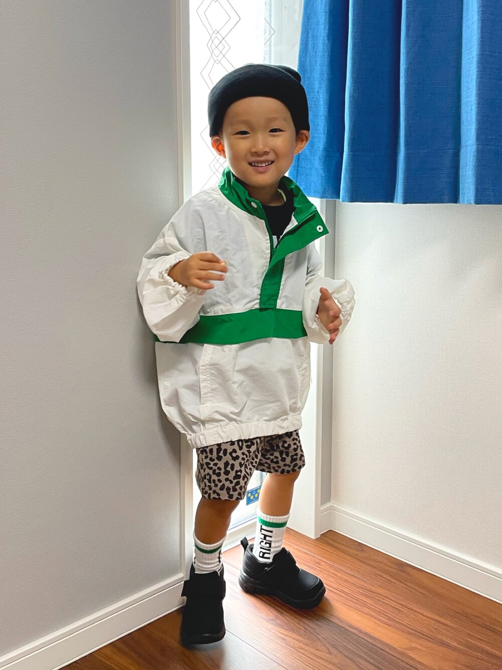 グリーン系のナイロンジャケット、その他のその他パンツ、ブラック系のスニーカーを着用したキッズの秋コーディネートの3枚目の写真
