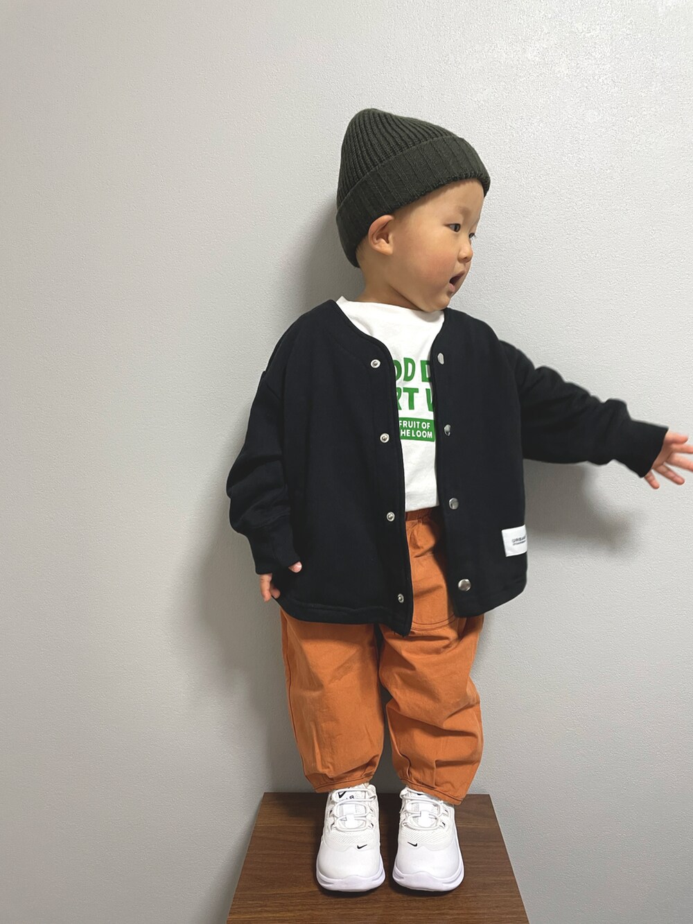 ホワイト系のTシャツ/カットソー、ブラック系のノーカラージャケット、ホワイト系のスニーカーを着用したキッズの冬コーディネートの4枚目の写真