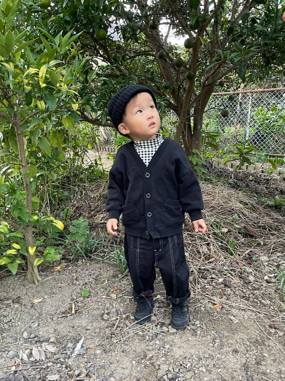 ブラック系のカーディガン/ボレロ、ブラック系のTシャツ/カットソー、ブラック系のパンツを着用したキッズの秋コーディネートの3枚目の写真