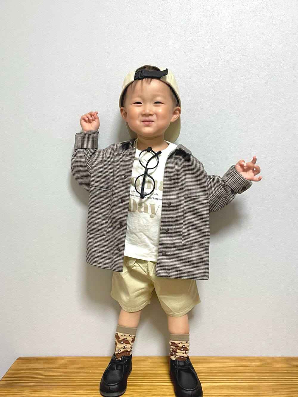 「FUDGE KIDSのトラッドスタイル、キャップ、ジャケット、ハーフパンツ、モカシン、男の子コーデ、カジュアル、春夏コーデ、お出かけコーデ、休日スタイル、ストリート、ビッグシルエット、カジュアルコーデ」|「西松屋のアイテム(キャップ、ベージュ系)」を使った、OTO ☺︎ RIRIさん(キッズ・80cm)の春コーディネートの3枚目の写真