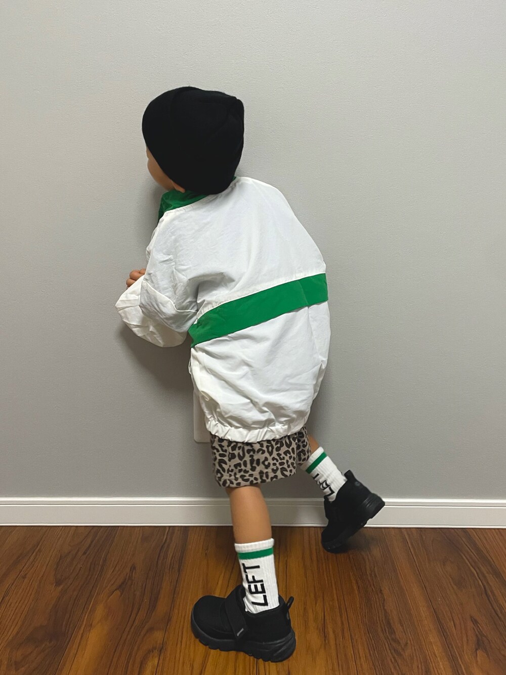 グリーン系のナイロンジャケット、その他のその他パンツ、ブラック系のスニーカーを着用したキッズの秋コーディネートの5枚目の写真