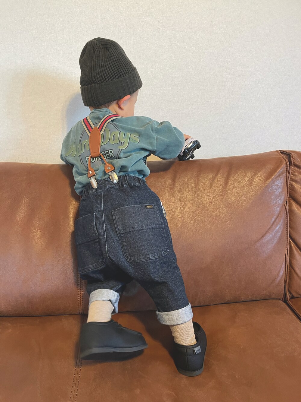 グリーン系のTシャツ/カットソー、ブルー系のその他パンツ、ブラック系のブーツを着用したキッズの冬コーディネートの2枚目の写真