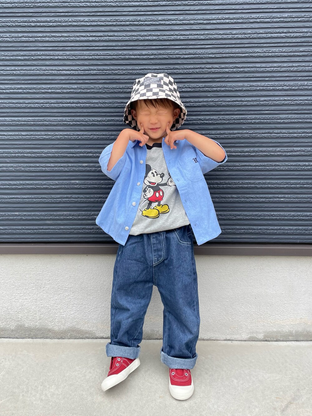 ブルー系のシャツ/ブラウス、グレー系のTシャツ/カットソー、ブルー系のデニムパンツを着用したキッズの夏コーディネートの3枚目の写真