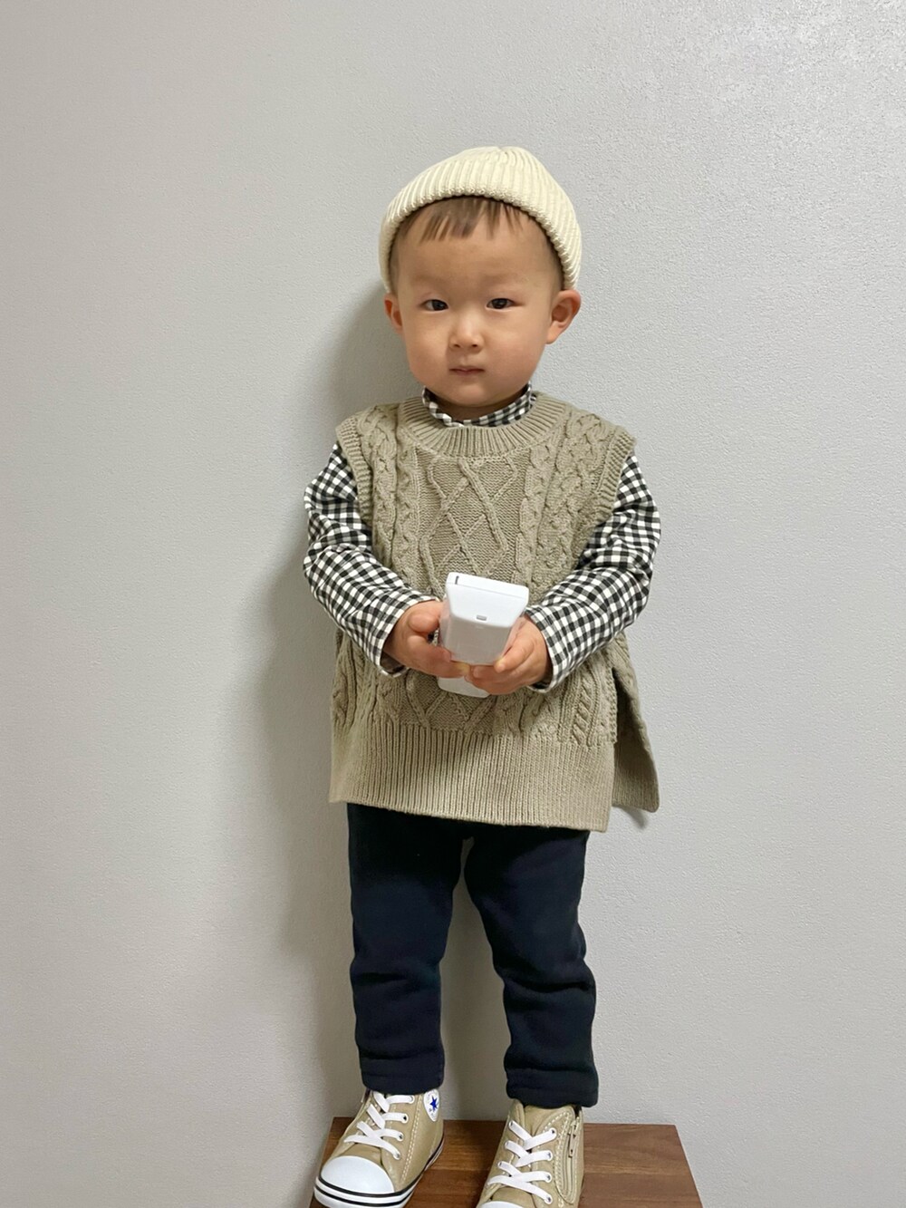 ブラック系のTシャツ/カットソー、グリーン系のベスト、ベージュ系のスニーカーを着用したキッズの冬コーディネートの2枚目の写真