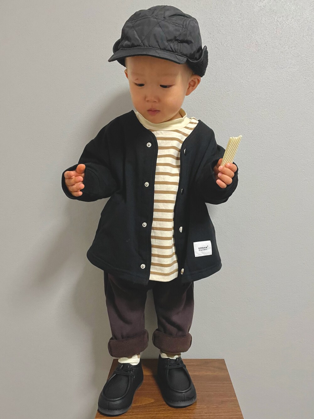 ホワイト系のTシャツ/カットソー、ブラック系のノーカラージャケット、ブラウン系のTシャツ/カットソーを着用したキッズの冬コーディネートの2枚目の写真