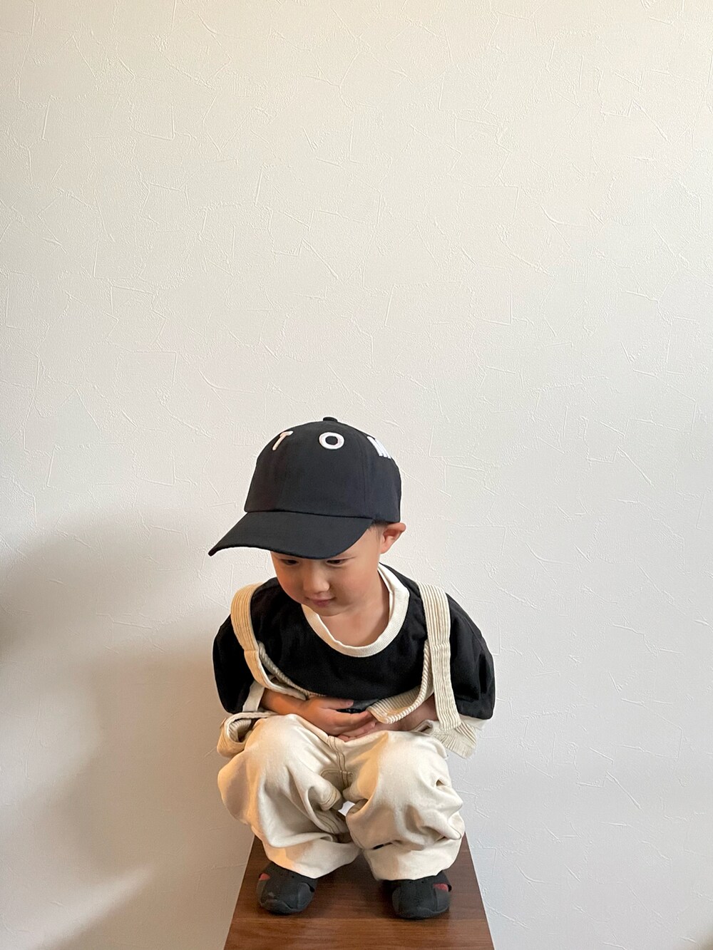 ブラック系のTシャツ/カットソー、ホワイト系のデニムパンツ、ブラック系のサンダルを着用したキッズの春コーディネートの4枚目の写真