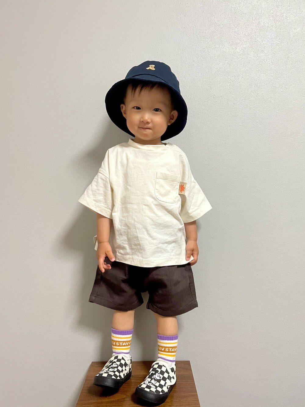 ホワイト系のTシャツ/カットソー、グレー系のその他パンツ、ブラック系のスリッポンを着用したキッズの春コーディネートの4枚目の写真