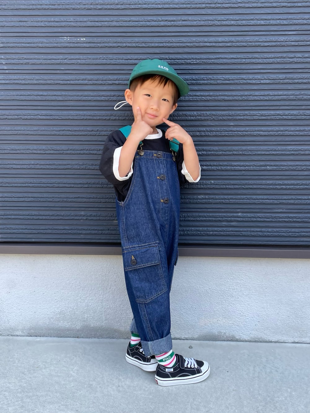 ブラック系のTシャツ/カットソー、ブルー系のサロペット/オーバーオール、ブラック系のスニーカーを着用したキッズの夏コーディネートの2枚目の写真