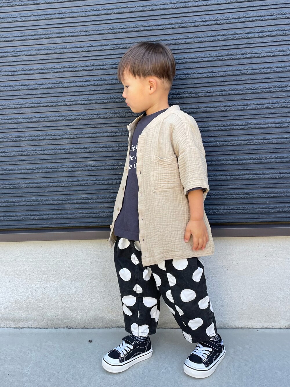 グレー系のTシャツ/カットソー、ベージュ系のシャツ/ブラウス、ブラック系のパンツを着用したキッズの春コーディネートの3枚目の写真