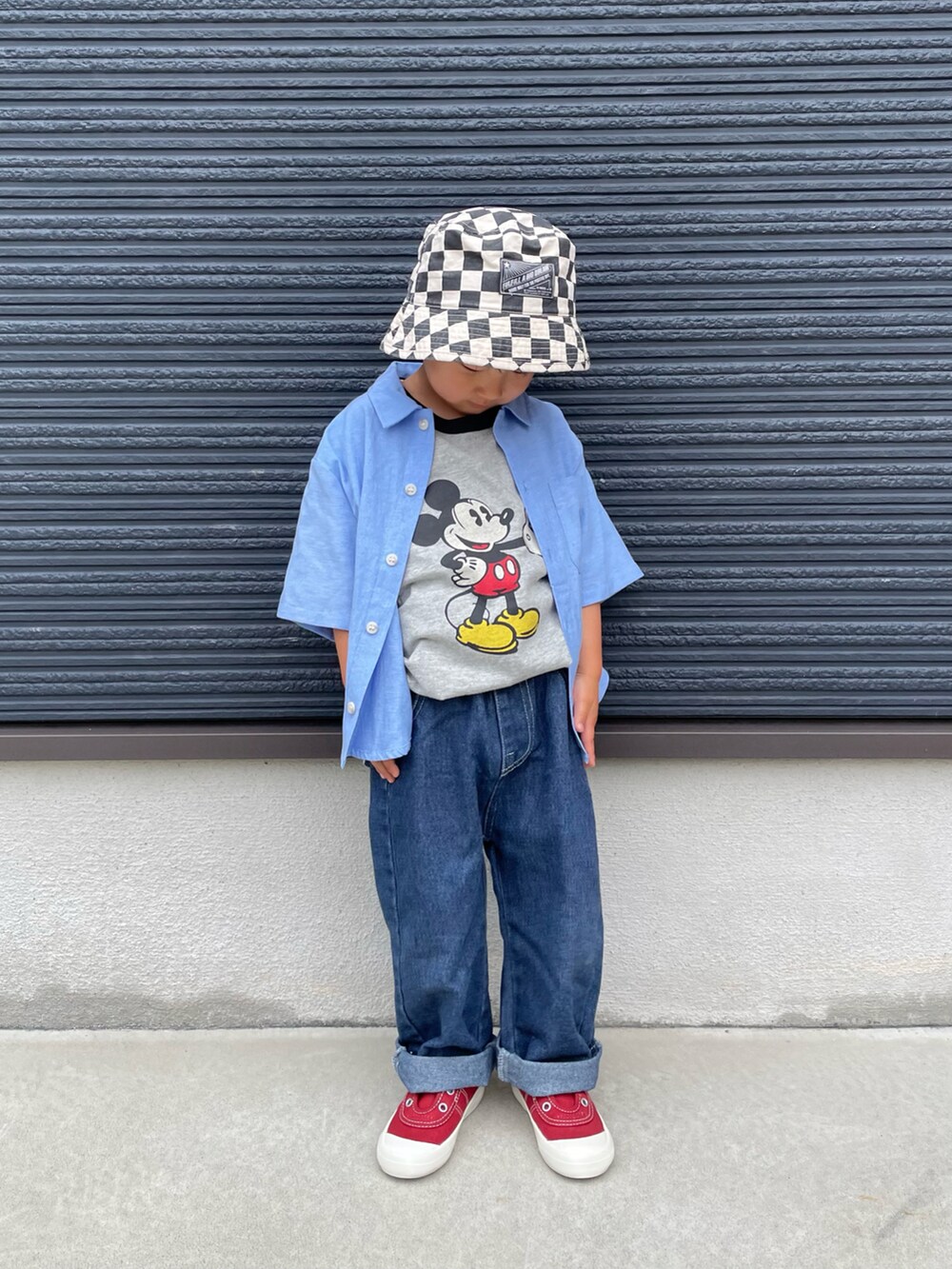 ブルー系のシャツ/ブラウス、グレー系のTシャツ/カットソー、ブルー系のデニムパンツを着用したキッズの夏コーディネートの4枚目の写真