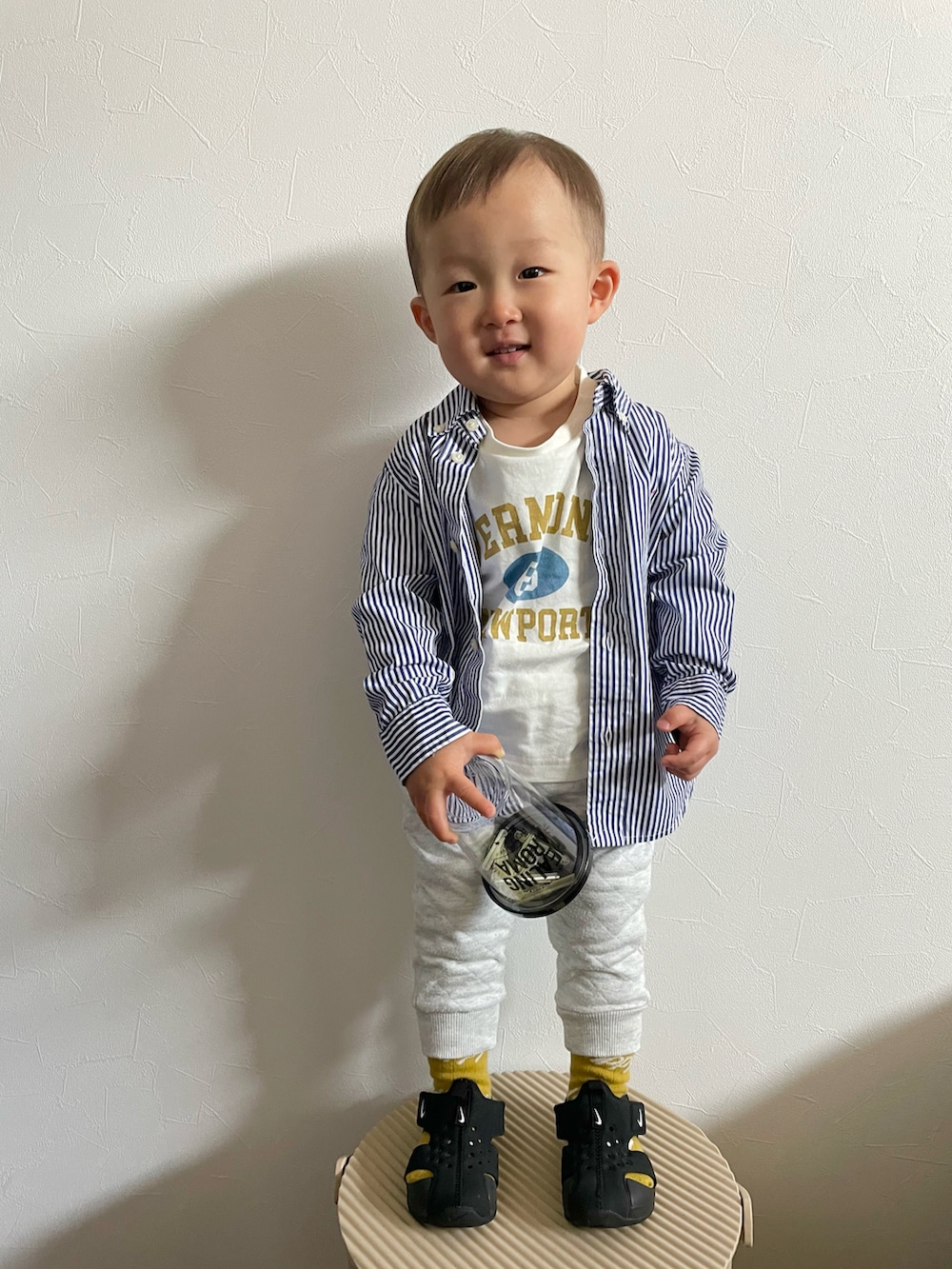 ブルー系のシャツ/ブラウス、ホワイト系のTシャツ/カットソー、ホワイト系のその他パンツを着用したキッズの春コーディネートの3枚目の写真