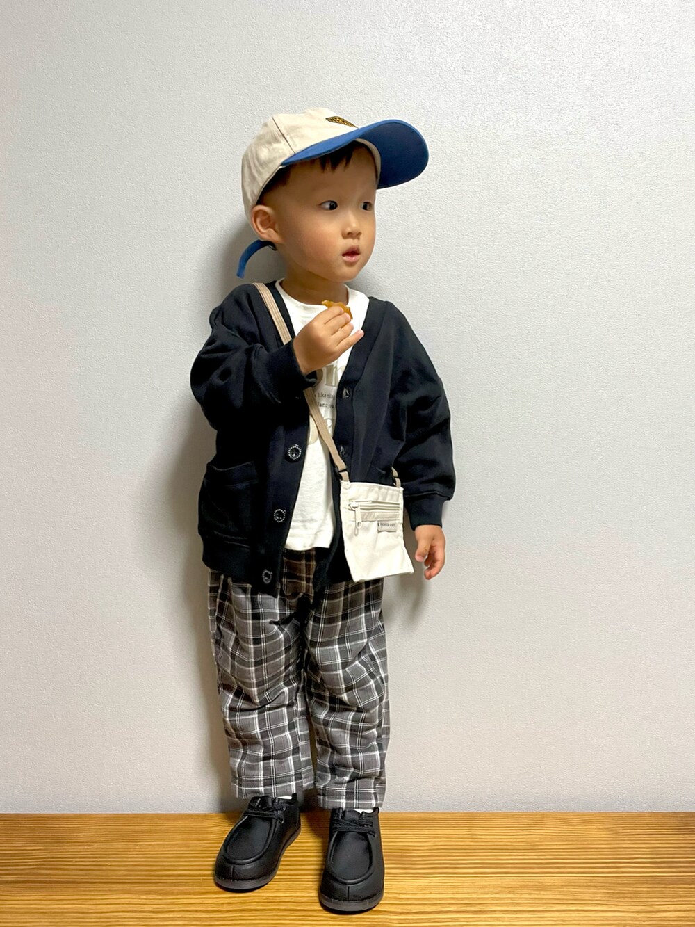 ベージュ系のTシャツ/カットソー、ブラック系のカーディガン/ボレロ、ブラック系のその他パンツを着用したキッズの秋コーディネートの3枚目の写真