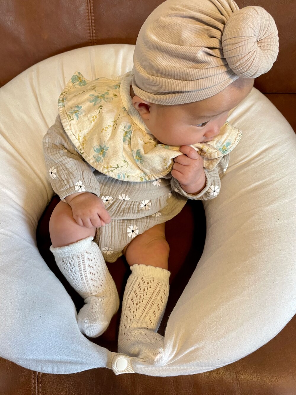 ベージュ系の帽子、グレー系のロンパース、ホワイト系のソックス/靴下を着用したキッズの秋コーディネートの4枚目の写真